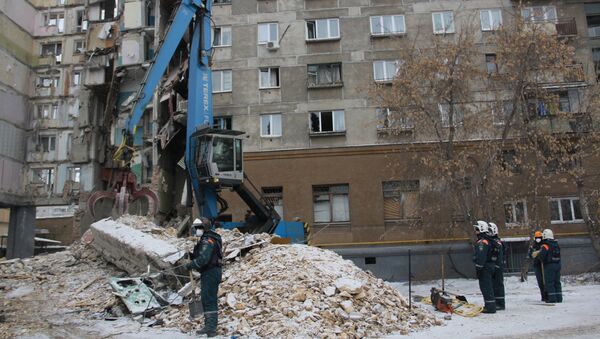 عمليات انتشال ضحايا المبنى في ماغنيتاغورسك - سبوتنيك عربي
