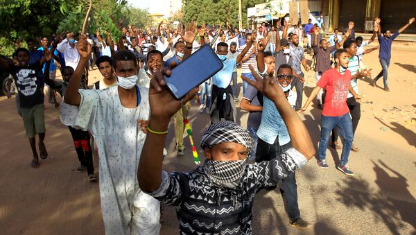 محتجون سودانيون في العاصمة الخرطوم - سبوتنيك عربي