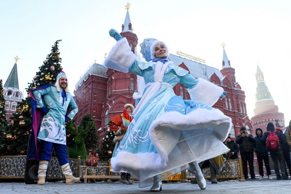 الفنانون خلال مهرجان عيد الميلاد في موسكو - سبوتنيك عربي