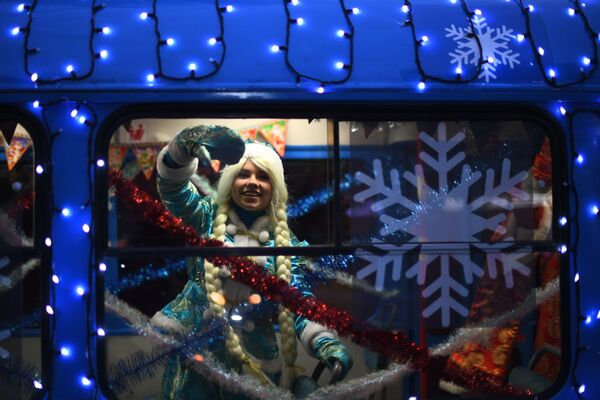 حفيدة بابا نويل في ترامفاي مزين بأضواء العيد في موسكو - سبوتنيك عربي