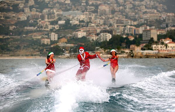 الشباب يتزلجون في لباس سانتا كلاوس في خليج جونية، لبنان - سبوتنيك عربي