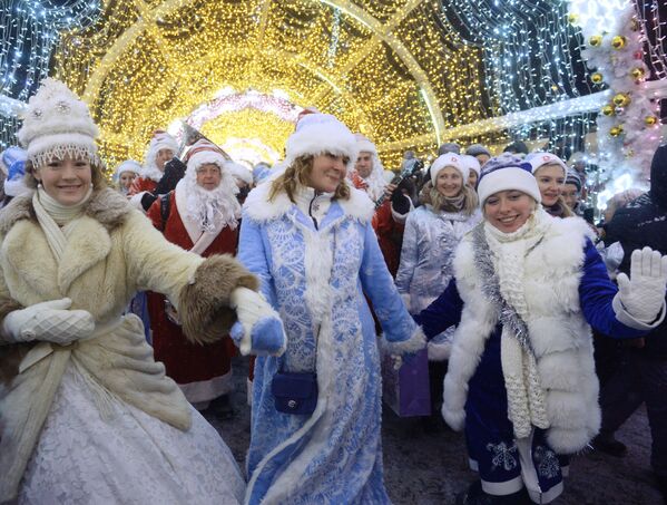 المشاركون في مسيرة حفيدات بابا نويل في موسكو - سبوتنيك عربي