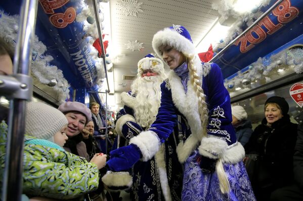 بابا نويل وحفيدته الأسطورية في مترو مدينة موسكو - سبوتنيك عربي
