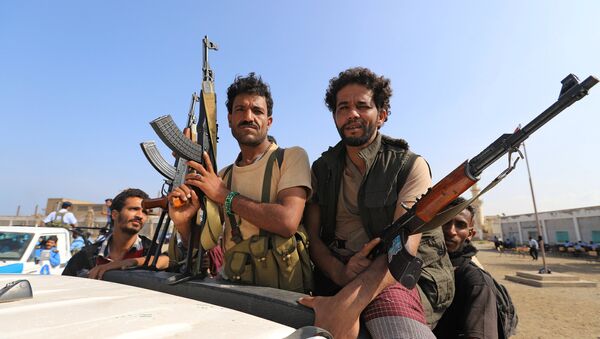 مسلحون من الحوثيين يركبون شاحنة أثناء انسحابهم، جزءا من اتفاقية سلام برعاية الأمم المتحدة وقعت في السويد - سبوتنيك عربي