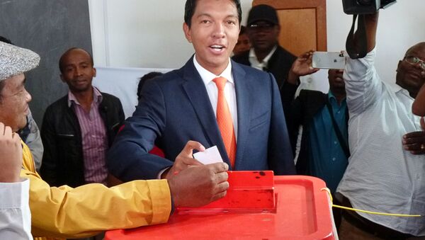 المرشح أندريه راجولينا يدلي بصوته خلال الانتخابات الرئاسية في مركز اقتراع في أمباتوبي ، أنتاناناريفو - سبوتنيك عربي