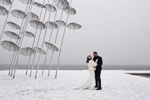 فصل الشتاء حول العالم - متزوجان جدد في اليونان، 4 يناير/ كانون الثاني 2019 - سبوتنيك عربي