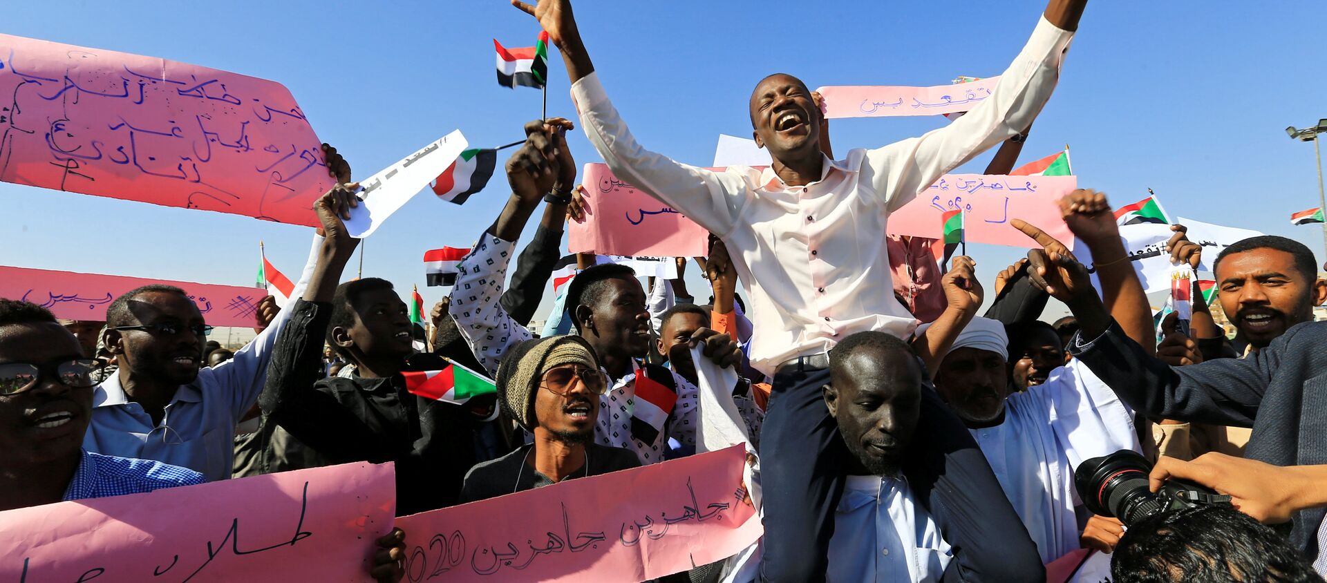 احتجاجات في السودان - مسيرات مؤيدة للرئيس السوداني عمر البشير في الخرطوم، 9 يناير/ كانون الثاني 2019 - سبوتنيك عربي, 1920, 21.02.2019