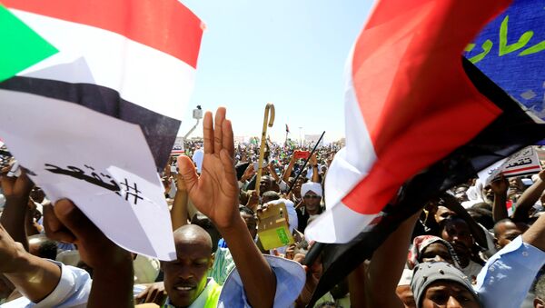 احتجاجات في السودان - مسيرات مؤيدة للرئيس السوداني عمر البشير في الخرطوم، 9 يناير/ كانون الثاني 2019 - سبوتنيك عربي