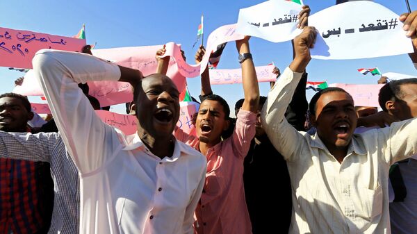 احتجاجات في السودان - مسيرات مؤيدة للرئيس السوداني عمر البشير في الخرطوم، 9 يناير/ كانون الثاني 2019 - سبوتنيك عربي