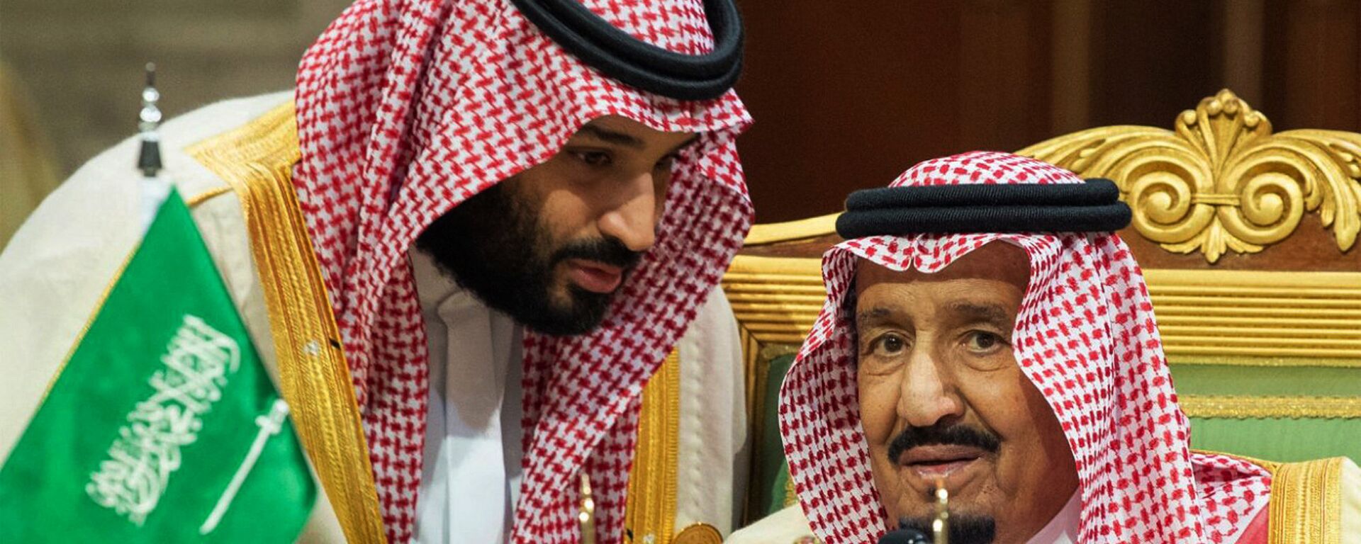 ولي العهد السعودي الأمير محمد بن سلمان يتحدث إلى العاهل السعودي الملك سلمان بن عبد العزيز آل سعود في افتتاح القمة الخليجية الـ 39 في الرياض، 9 ديسمبر/كانون الأول 2018 - سبوتنيك عربي, 1920, 18.02.2021