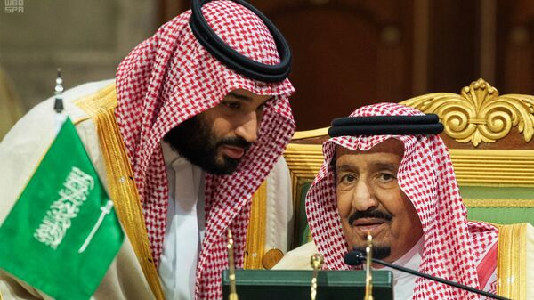 ولي العهد السعودي الأمير محمد بن سلمان يتحدث إلى العاهل السعودي الملك سلمان بن عبد العزيز آل سعود في افتتاح القمة الخليجية الـ 39 في الرياض، 9 ديسمبر/كانون الأول 2018 - سبوتنيك عربي