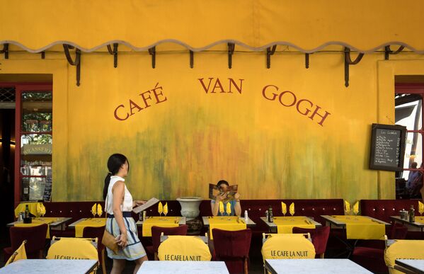 مقهى فان غوخ في مدينة أرل، فرنسا - سبوتنيك عربي