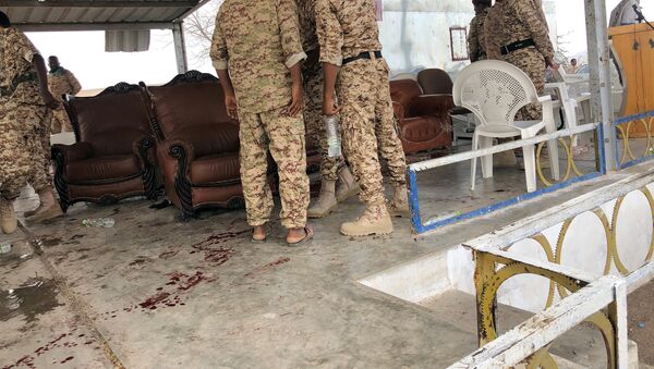 جنود يتفقدون موقع هجوم لطائرة حوثية دون طيار على عرض عسكري للحكومة اليمنية في قاعدة العند الجوية بمحافظة لحج - سبوتنيك عربي