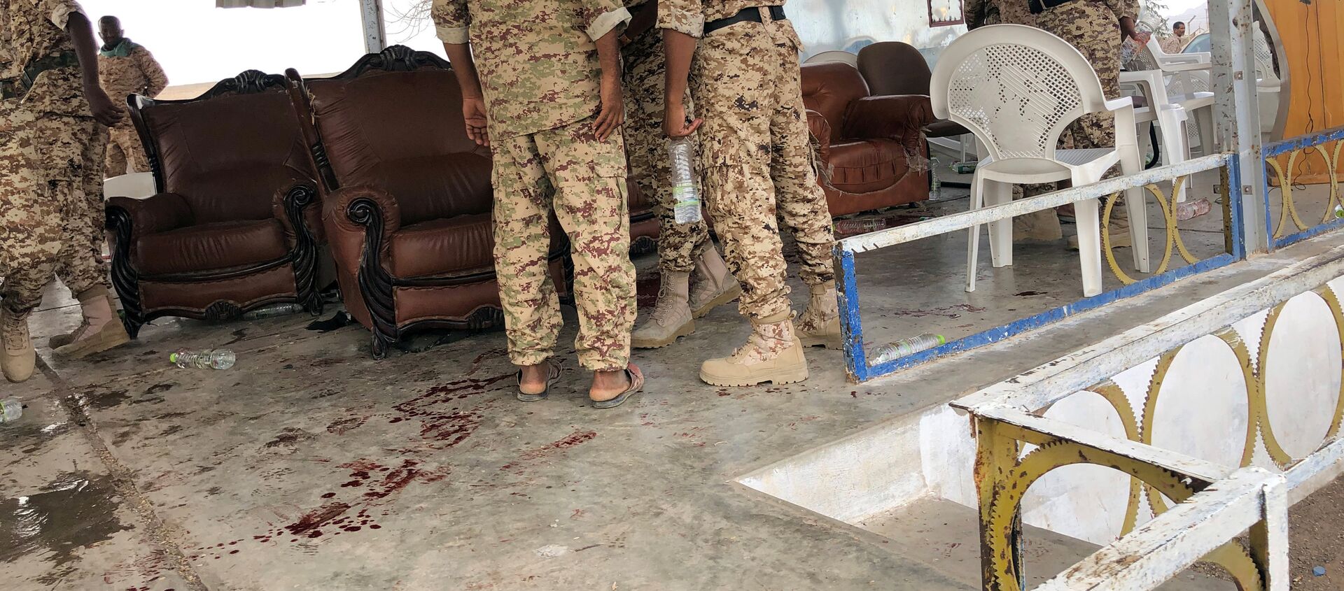 جنود يتفقدون موقع هجوم لطائرة حوثية دون طيار على عرض عسكري للحكومة اليمنية في قاعدة العند الجوية بمحافظة لحج - سبوتنيك عربي, 1920, 29.08.2021
