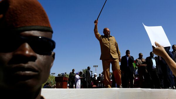 الرئيس السوداني عمر البشير ملوحا إلى أنصاره خلال مسيرة في الساحة الخضراء في الخرطوم - سبوتنيك عربي