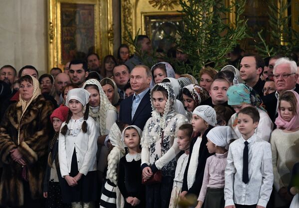 الرئيس فلاديمير بوتين أثناء مراسم الاحتفال بعيد الميلاد المجيد في كتدرائية سباسو-بريوبرادينسكي في سان بطرسبورغ - سبوتنيك عربي