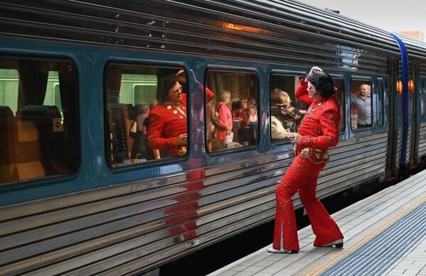 أحد المعجبين بالمغني إلفيس بريسلي ينتظر الصعود إلى القطار Blue Suede Express في المحطة المركزية في سيدني، أستراليا ، في 10 يناير/ كانون الثاني 2019. وذلك لإحياء مهرجان إلفي بريسلي السنوي - سبوتنيك عربي