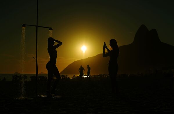 مصطفاون على شاطئ إبانيما، ريو دي جانيرو، البرازيل 8 يناير/ كانون الثاني 2019 - سبوتنيك عربي