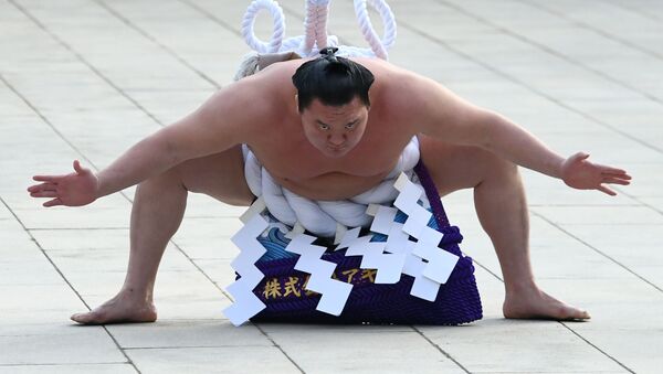 يوكوزونا أو بطل سومو الكبير، هاكوهو من منغوليا، يشارك في مراسم تقليدية لدخول الحلبة في معبد ميجي في طوكيو، اليابان  8 يناير/ كانون الثاني 2019 - سبوتنيك عربي