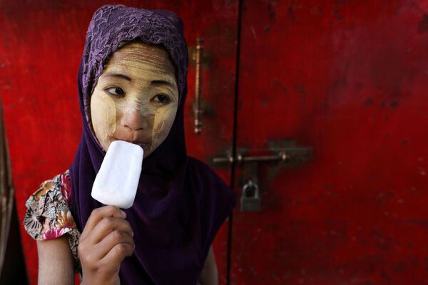 فتاة تأكل مثلجات خلال احتفالات بالذكرى الـ 71 لاستقلال ميانمار في يانغون، 4 يناير: كانون الثاني 2019 - سبوتنيك عربي
