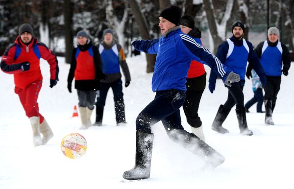 المشاركون في مباراة كرة القدم في حديقة غوركي في قازان الروسية - سبوتنيك عربي