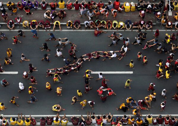 الكاثوليكيون يصطفون من أجل الاقتراب من نصب تذكاري لـالناصري الأسود، خلال المسيرة السنوية في يوم العيد في مانيلا، الفلبين، 9 يناير/ كانون الثاني 2019 - سبوتنيك عربي