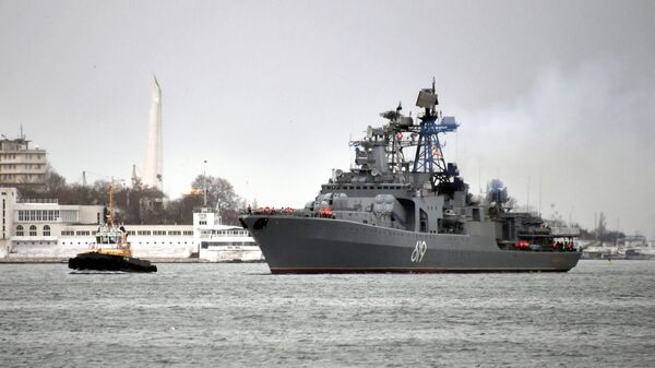 السفينة الكبيرة المضادة للغواصات التابعة للأسطول الشمالي سيفيرومورسك تصل ميناء سيفاستوبل، القرم - سبوتنيك عربي