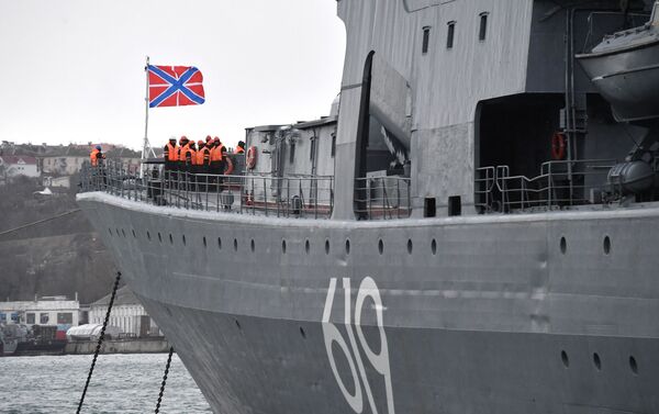 السفينة الكبيرة المضادة للغواصات التابعة للأسطول الشمالي سيفيرومورسك تصل ميناء سيفاستوبل، القرم - سبوتنيك عربي