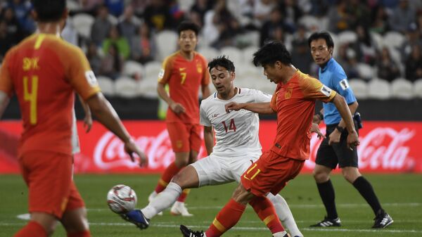 منتخب الصين مع نظيره الفلبيني ضمن الجولة الثانية من منافسات المجموعة الثالثة في كأس آسيا 2019 في الإمارات - سبوتنيك عربي