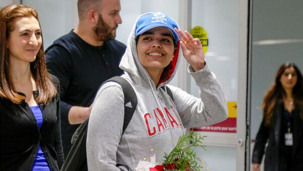 الفتاة السعودية الهاربة رهف محمد القنون، فور وصولها إلى كندا - سبوتنيك عربي