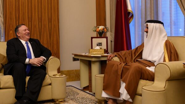وزير الخارجية الأمريكي مايك بومبيو خلال لقاءه أمير قطر الشيخ تميم بن حمد آل ثاني في الدوحة - سبوتنيك عربي