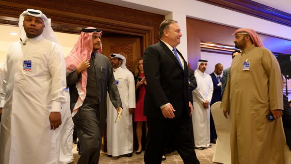 وزير الخارجية الأمريكي مايك بومبيو خلال لقاءه وزير الخارجية القطري الشيخ محمد بن عبد الرحمن آل ثاني في الدوحة - سبوتنيك عربي