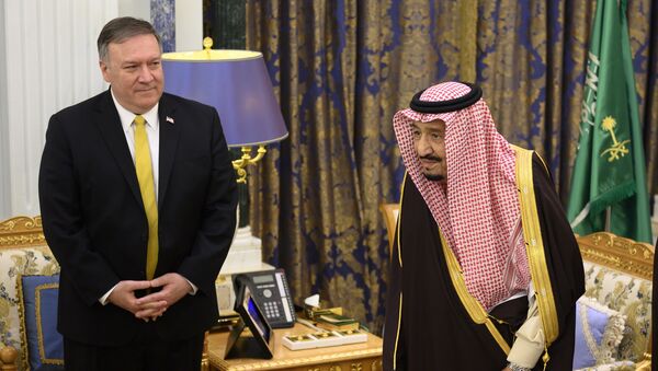 العاهل السعودي الملك سلمان بن عبد العزيز يستقبل وزير الخارجية الأمريكي مايك بومبيو، في قصر اليمامة بالرياض - سبوتنيك عربي