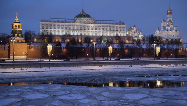 قصر الكرملين الكبير ينعكس في مياه  نهر موسكو - سبوتنيك عربي