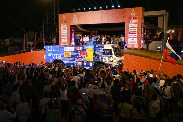مشجعو الفريق الروسي كاماز-ماستير المشارك في سباق رالي داكار 2019 في بيرو: سائقي الفريق: دميتري سوتنيكوف، ودميتري نيكيتين، وإلنور موستافين - سبوتنيك عربي