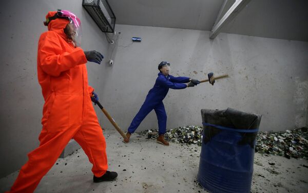 غرفة الغضب في بكين - شخصان يحطمان زجاجات، الصين 12 يناير/ كانون الثاني 2019 - سبوتنيك عربي