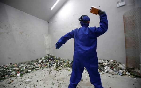 غرفة الغضب في بكين - شخص يحطم زجاجة، الصين 12 يناير/ كانون الثاني 2019 - سبوتنيك عربي