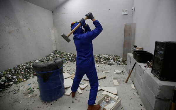غرفة الغضب في بكين - أحد الزوار يحطم قطعة أثاث بواسطة شاكوش، الصين 12 يناير/ كانون الثاني 2019 - سبوتنيك عربي