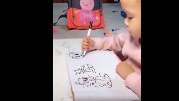 رغم صغر سنها.. طفلة ترسم لوحات  فنية مذهلة  (فيديو) - سبوتنيك عربي
