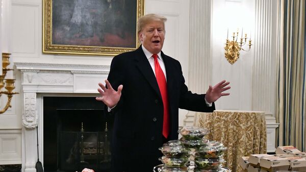 الرئيس الأمريكي دونالد ترامب أمام وجبات الطعام السريعة بداخل البيت الأبيض في العاصمة الأمريكية واشنطن - سبوتنيك عربي