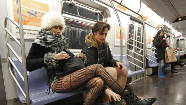 مشاركين في جولة المترو من دون سروال في مدينة نيويورك الأمريكية، 13 يناير/كانون الثاني 2019 - سبوتنيك عربي
