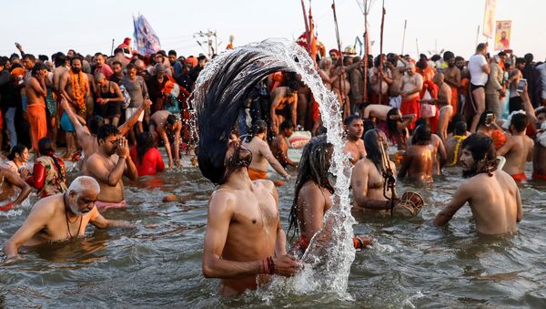 هندوسي يغتسل في نهر الغانج المقدس - سبوتنيك عربي