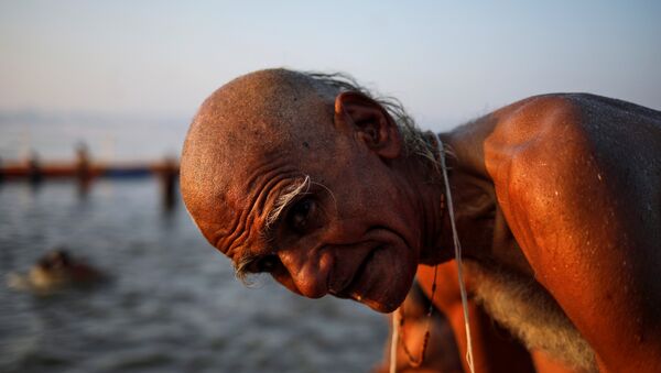 عجوز يستحم على نهر الغانج في مهرجان ماها كومبه ميلا - سبوتنيك عربي