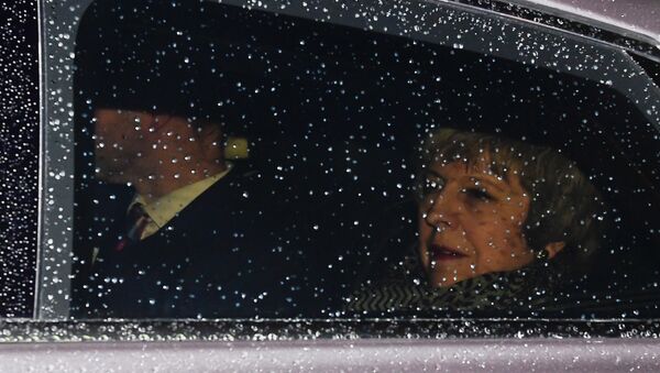 رئيسة الوزراء البريطانية تيريزا ماي تصل إلى مبنى البرلمان حيث تواجه تصويتًا بسحب الثقة بعد رفض اتفاق خروج بريطانيا من الاتحاد الأوروبي - سبوتنيك عربي