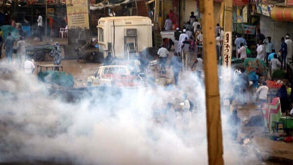 إطلاق غاز مسيل للدموع لتفريق متظاهرين سودانيين خلال مظاهرات مناهضة للحكومة في ضواحي الخرطوم - سبوتنيك عربي