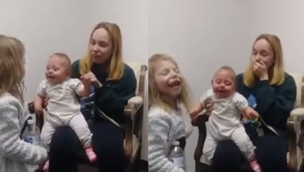فيديو مؤثر لطفلة صغيرة تسمع لأول مرة صوت أختها وأمها - سبوتنيك عربي