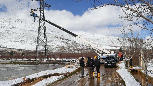 تصليحات لخطوط الكهرباء، محطة لتوليد الكهرباء من الطاقة الشمسية، تبعد 20 كيلومترا عن دمشق، سوريا - سبوتنيك عربي