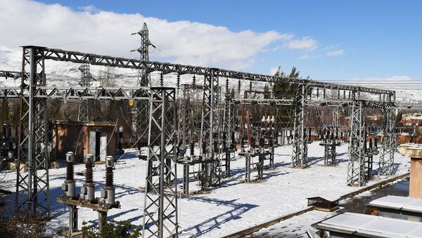 تصليحات لخطوط الكهرباء، محطة لتوليد الكهرباء من الطاقة الشمسية، تبعد 20 كيلومترا عن دمشق، سوريا - سبوتنيك عربي