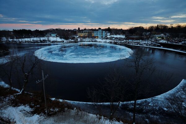 قطعة جليد ضخمة على شكل دائرة، تطفو على سطح نهر بريسامبسكوت في مدينة ويستبروك، ولاية ماين الأمريكية 16 يناير/ كانون الثاني 2019 - سبوتنيك عربي