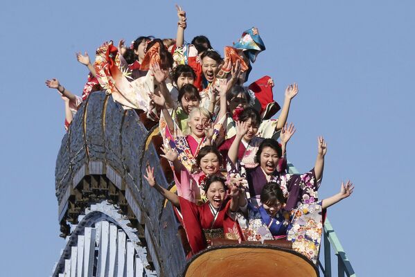 فتيات يرتدين الزي التقليدي الياباني كيمونو ويحتفلن بسن البلوغ - العشرين من العمر - في متنزه توشيماين الترفيهي في يوم القدوة ، وهو يوم عطلة وطني، في طوكيو، اليابان، 14 يناير/ كانون الثاني 2019 - سبوتنيك عربي